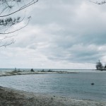Pantai Berpasir Putih dengan ombak kecil