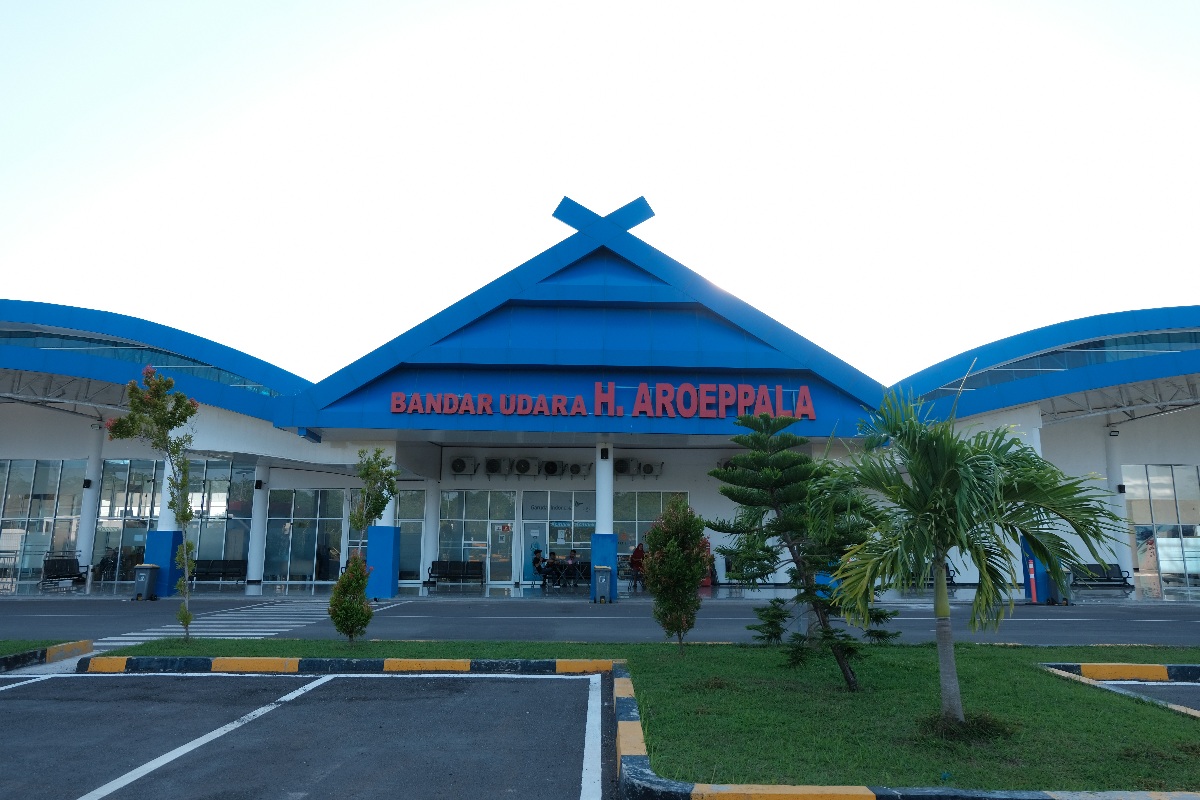 pintu masuk utama Bandar Udara H. Aroeppala