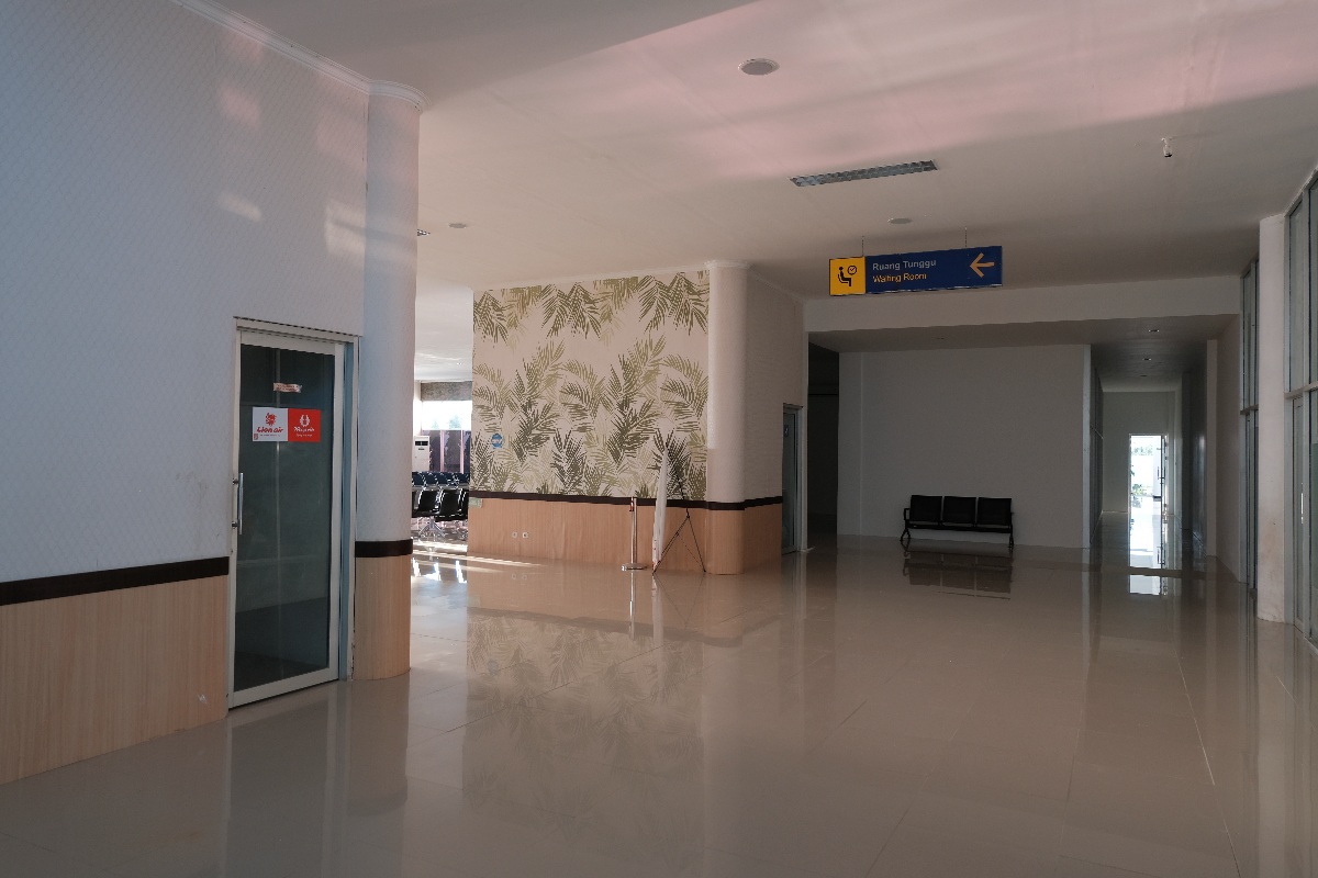 pintu masuk utama Bandar Udara H. Aroeppala